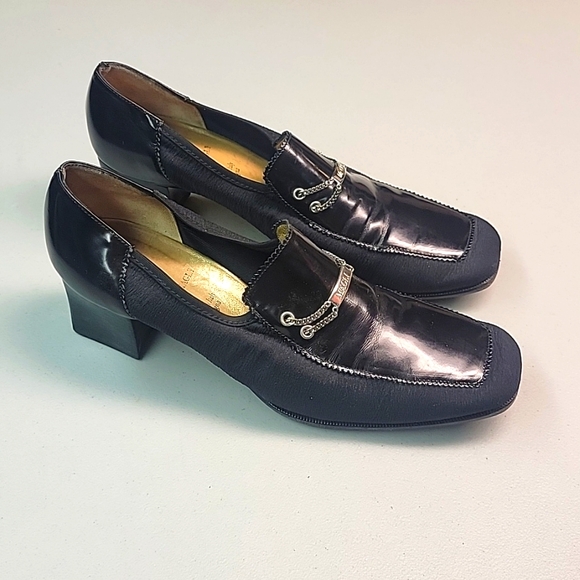 Bruno Magli Vintage Pump w/ Chain Link Logo Plate & 2" Chunky Heel - Picture 4 of 12